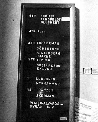 Namntavlan i porten på Valhallavägen