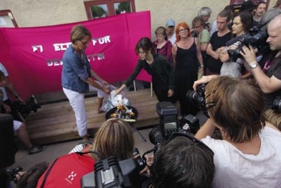 Under valrörelsen fick Feministiskt Initiativ, Sverigedemokraterna, Kommunistiska Partiet och Piratpartiet delta i debatten på helt andra villko än riksdagspartierna. Eftersom de stängdes ute ur etermedierna fick de söka publicitet på annat sätt som Gudrun Schymans och Feministiskt initiativs pengabål i Almedalen.