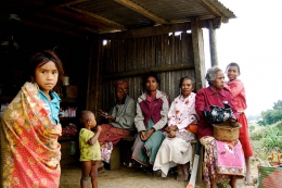 I det rurala Östtimor tampas många med erosion och svåra jord-bruksomständigheter, främst orsakade av århundraden av skövlad primärskog, först av den portugisiska kolonialmakten, därefter under den indonesiska ockupationen.
