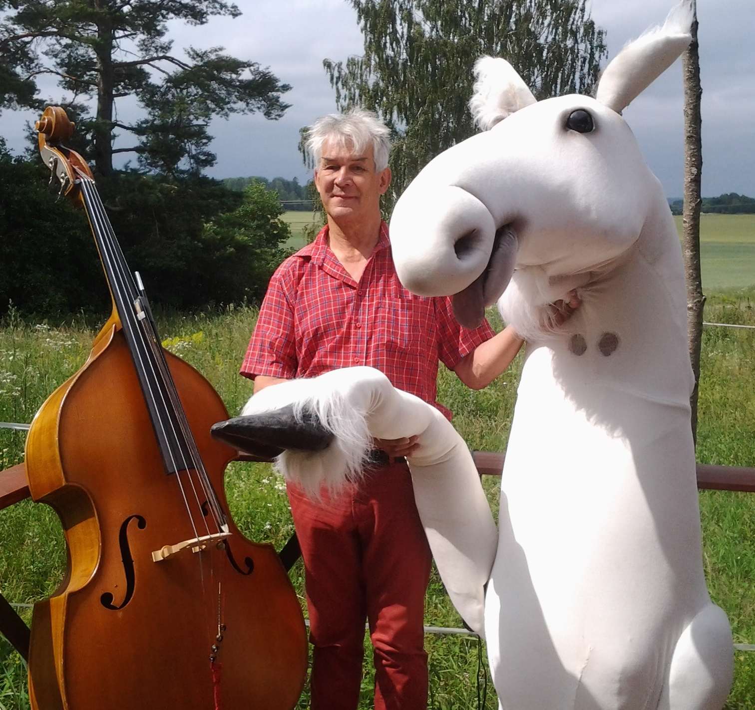 Tuomo_Haapala_och_den_sjungande_älgkon_Sara_copy.jpg