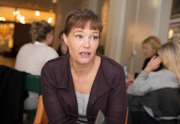Nina Björk vill med boken Lyckliga i alla sina dagar visa på mekanismerna bakom samhällsstrukturen: konsumtionen som en plikt, ett måste för att hålla det ekonomiska samhället på fötter. Själv tror hon inte på konkurrens som grunden i en ekonomi. ”Jag tror inte på tillväxt. Jag tror på samarbete”.