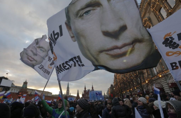 Demonstration &quot;Vi är tillsammans&quot; till stöd för annekteringen av Ukrainas Krim till Ryssland Röda torget i Moskva den 18 mars