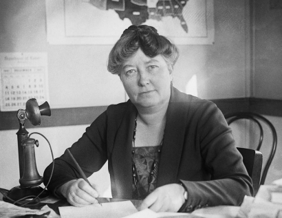 Mary Anderson ledde Kvinnobyrån till år 1944. På sin 90-årsdag 1962 fick hon gratulationstelegram från John F. Kennedy och Tage Erlander.