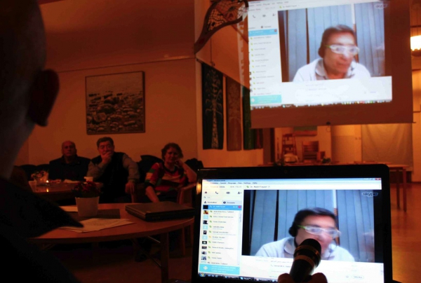 Mikaelikyrkan i Skärholmen lyssnar via länk på den syriske programledaren Nabil Fayyad