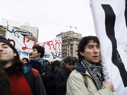 ”Den dagen samlades 50 000 människor på Plaza Italia, Santiagos tradifionsfyllda torg.”