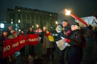 ”Sveriges soldater är i Afghanistan för att legi¬timera USA:s fortsatta krig med sina drönare, specialstyrkor och bombplan. Hur rimmar riks¬dagens beslut med att Sverige endast skall delta utomlands i FN-insatser?” frågade sig Maj-Britt Theorin på manifestationen i december.