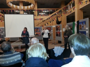 Anita Tärneborg, Monica Lindh (Falu Afrikagrupp) och Carin Palmcrantz på Stadsbiblioteket i Falun.