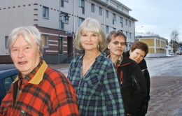 Jokkmokksborna Guttorm Blind, Elisabeth Johansson, Leif Öhman, Lars och Anna Hövenmark ställer sig frågande till flyg-övningarna.